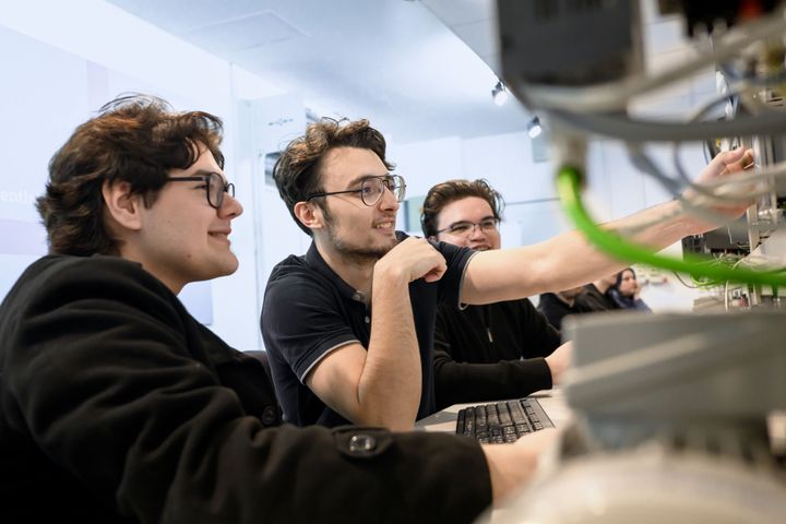 Studii de licență la Facultatea de Inginerie Electrică și Energetică